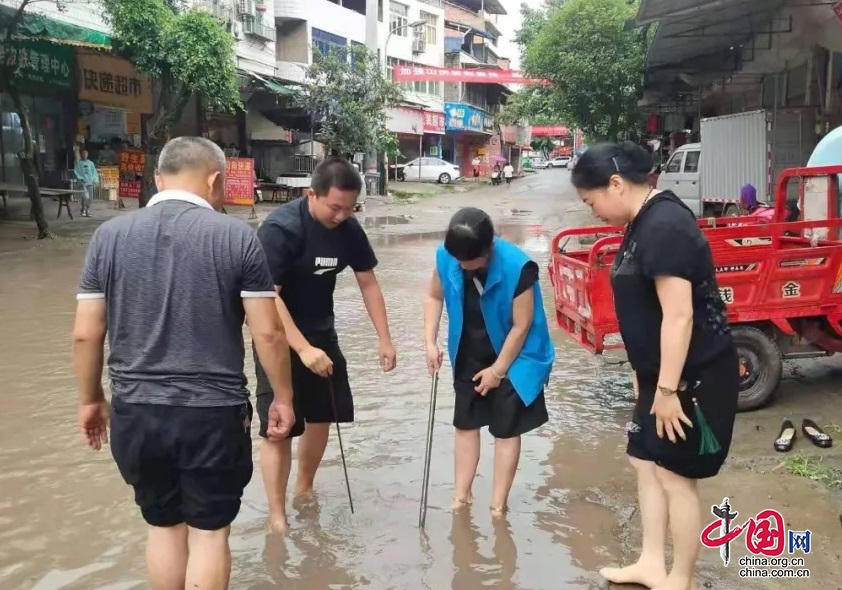 【我为群众办实事】岳池群众为疏通积水道路的他们点赞！