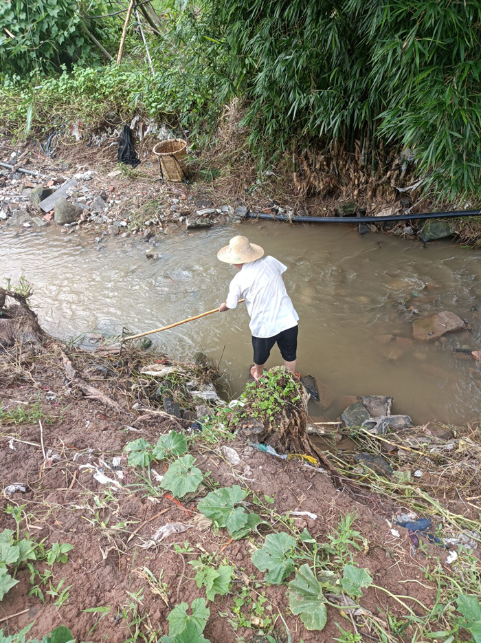 【我为群众办实事】射洪市太和街道凉帽山社区开展清理河道垃圾巡查整治工作