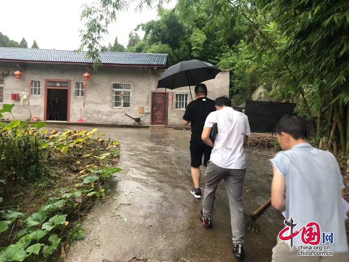 文井镇农业综合服务中心干部李刚（左三）入户宣传新冠疫苗接种