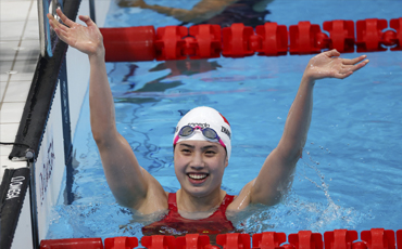 Zhang Yufei shatters Olympic record to win women's 200m butterfly gold
