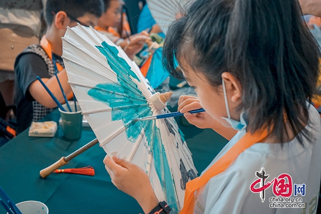 近日，宜賓國際竹産品交易中心舉辦了兩場以“手繪竹傘 筆墨傳承”為主題的親子研學活動。