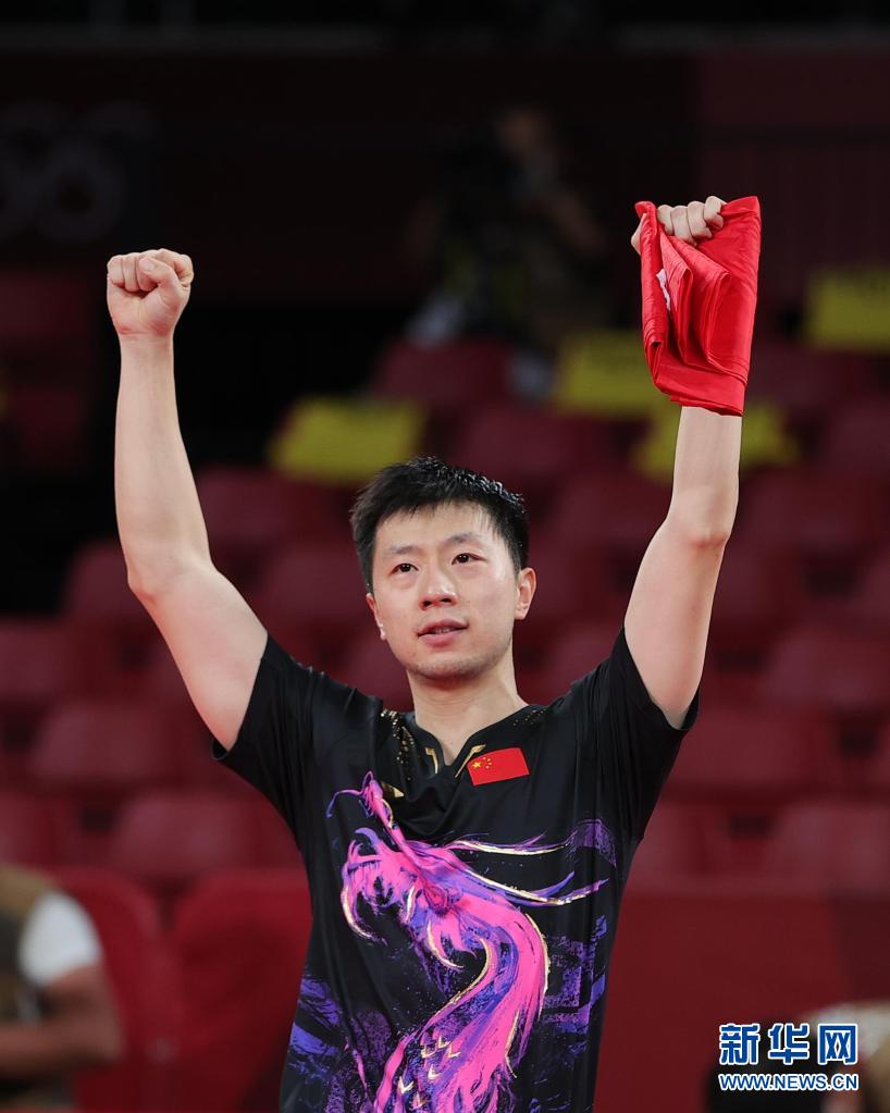 奥运会乒乓球男子单打决赛中,中国选手马龙战胜队友樊振东,夺得冠军