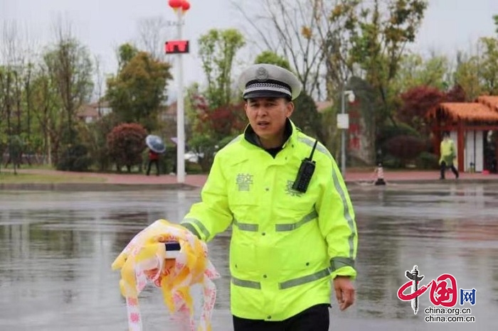 重庆铜梁民警李健：我在抖音讲川普 你在马路放心走