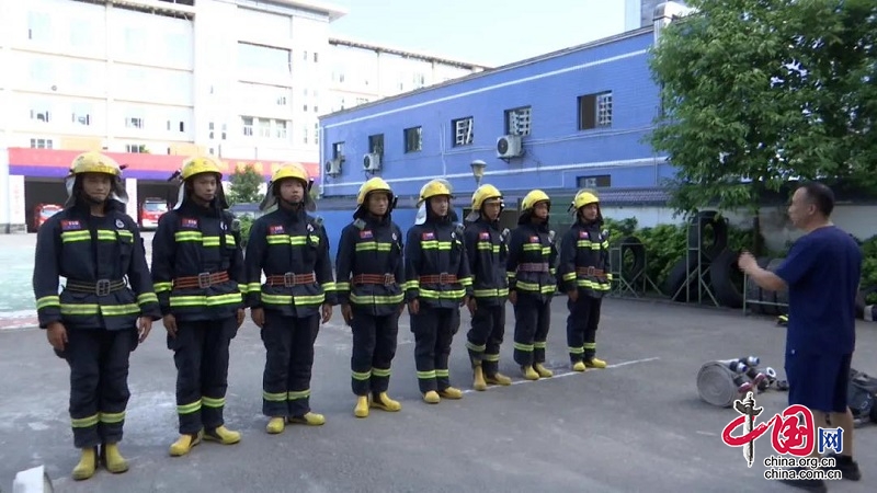 高温下的坚守 岳池县消防救援大队消防员炎炎夏日练兵酣