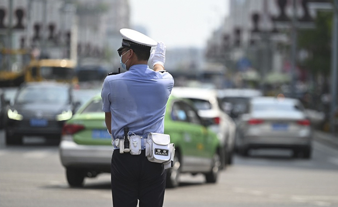 在37度高温下 成都的马路上这群人还在坚守