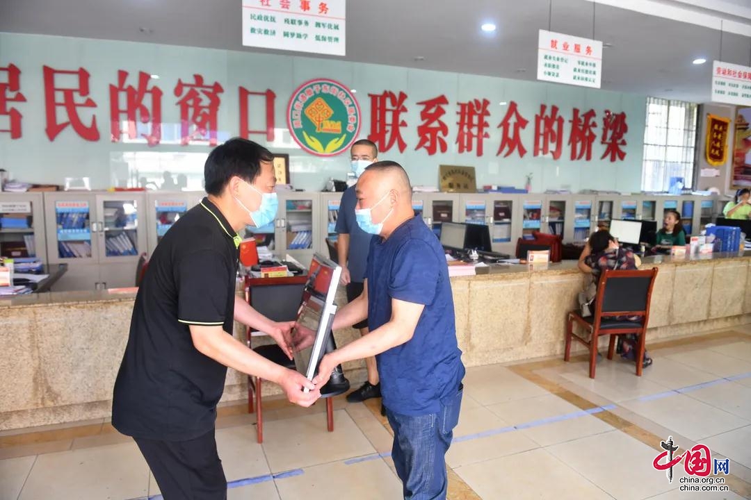 蓬安县检察院向社区捐赠接访电脑 着力推进基层治理现代化