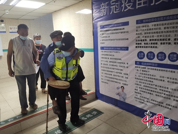 战高温 警服蓝丨骄阳似火 重庆铜梁公安用坚守为城市撑起“清凉伞”