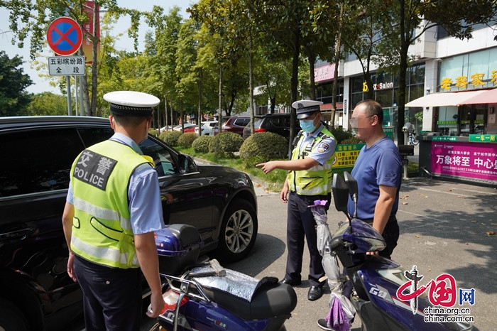 交警不畏酷暑处理交通事故