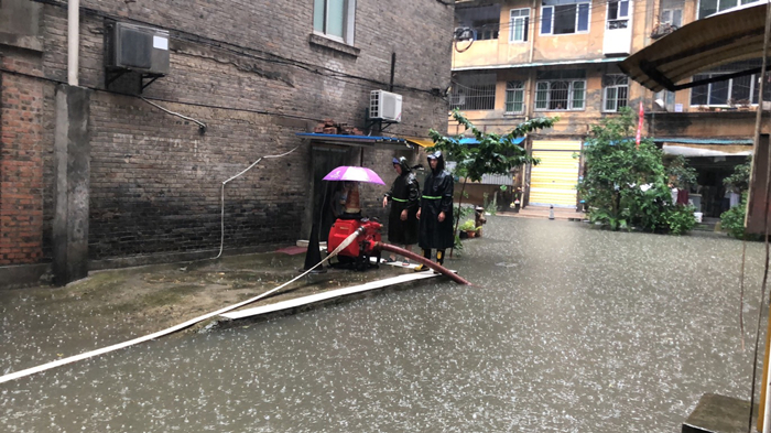 强降雨致小区被淹 遂宁市花溪路消防救援站紧急排险