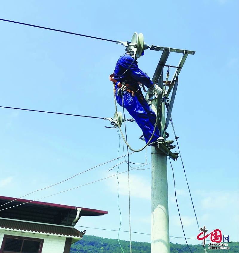 仪陇县供电公司工人在烈日下抢修为群众送清凉
