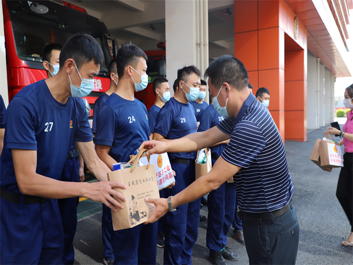 夏送清凉进“红门” 遂宁经开区总工会慰问消防指战员