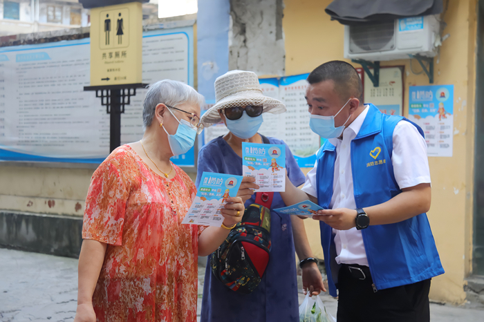 遂宁市“火焰蓝”消防志愿者深入老旧小区开展疫情期间家庭防火宣传