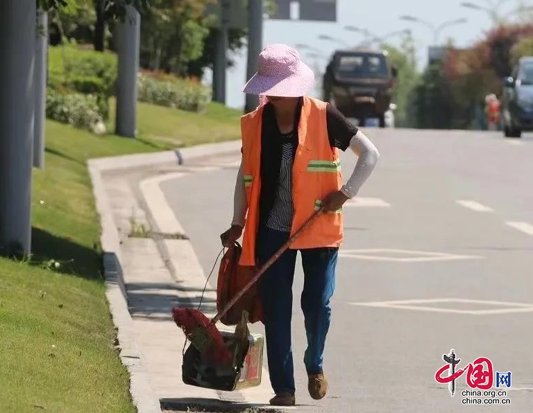 武胜县乘风出租汽车有限公司为全县700余名环卫工人送“清凉”