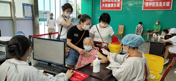 射洪市太和街道凉帽山社区免费接送老年人接种疫苗