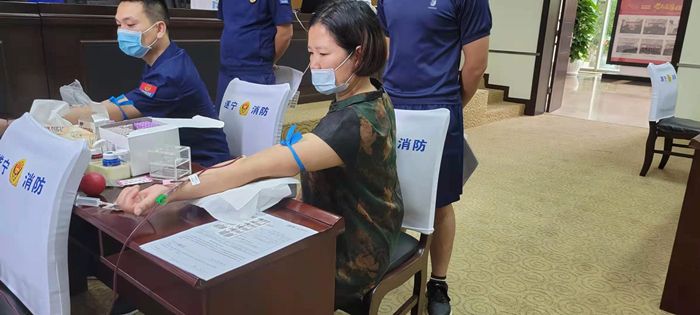 遂宁市花溪路消防救援站组织开展无偿献血活动