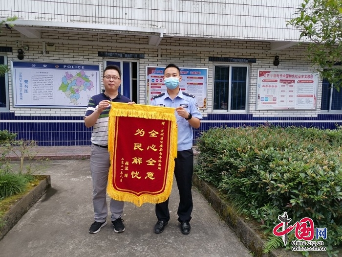 群众暴雨中迷路 民警冒雨搜山救援