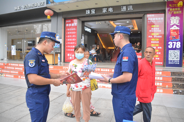 蓬溪消防摆摊设点助力消防员招录宣传