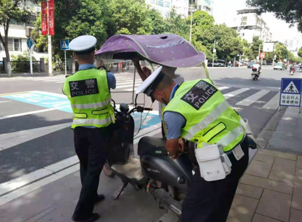 遂宁交警持续开展“遮阳伞”整治 8月以来已拆除1000余个