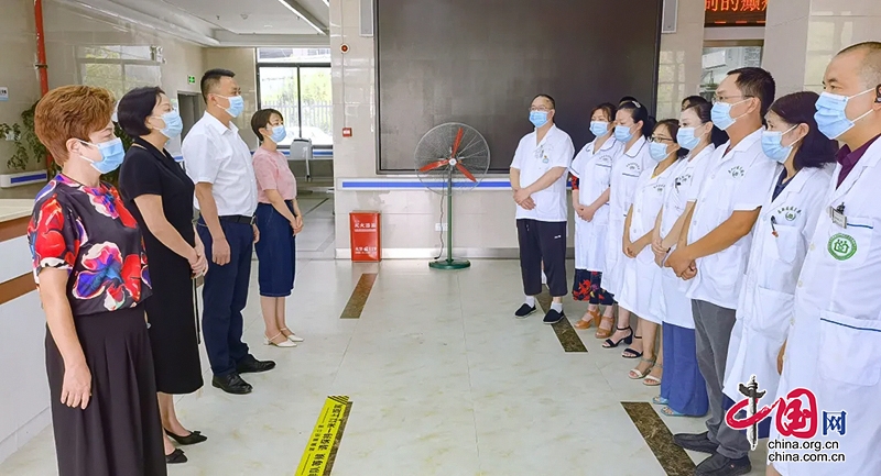 中国医师节 自贡高新区走访慰问疫情防控一线医务人员
