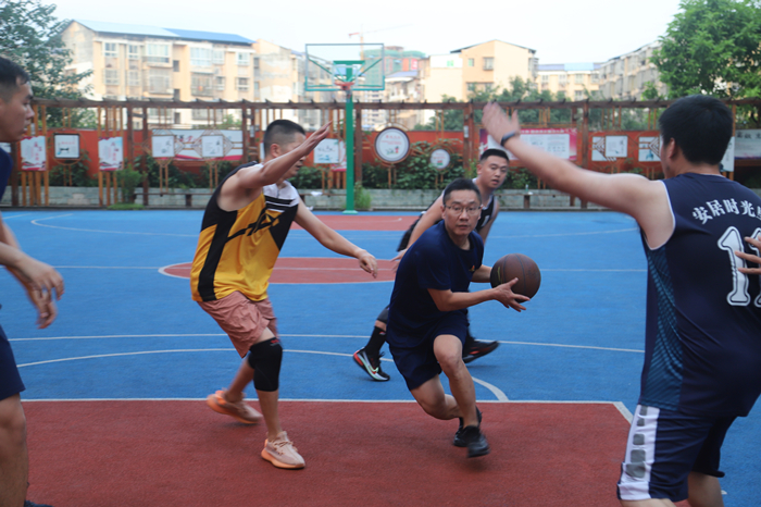 安居区梧桐路消防救援站与社会单位联合开展友谊篮球赛
