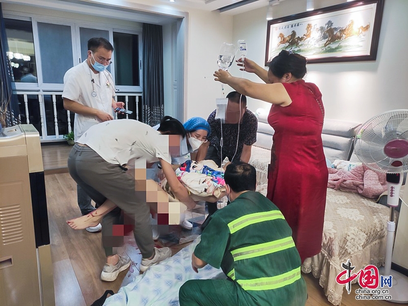 四川自贡：雨夜惊魂孕妈遭遇“生死劫” 急速营救团队合力战险情
