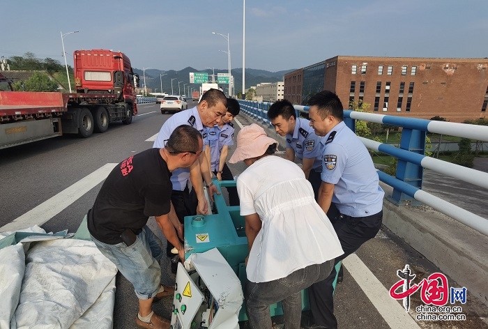 货物掉落高速路，民警帮忙解决难题