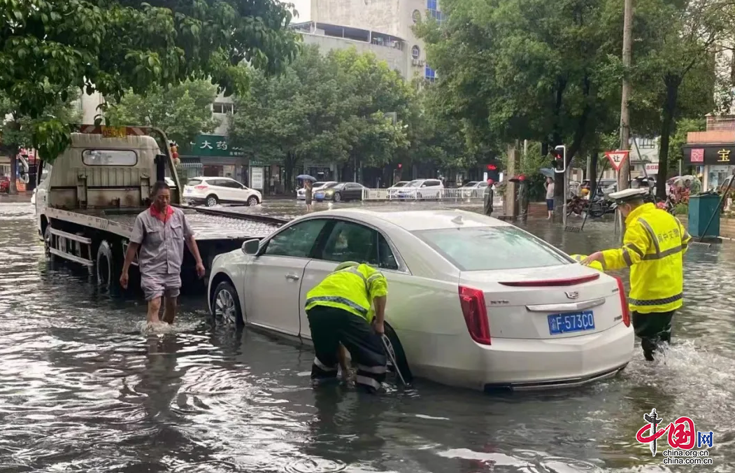 阆中市出现雷电强降雨天气