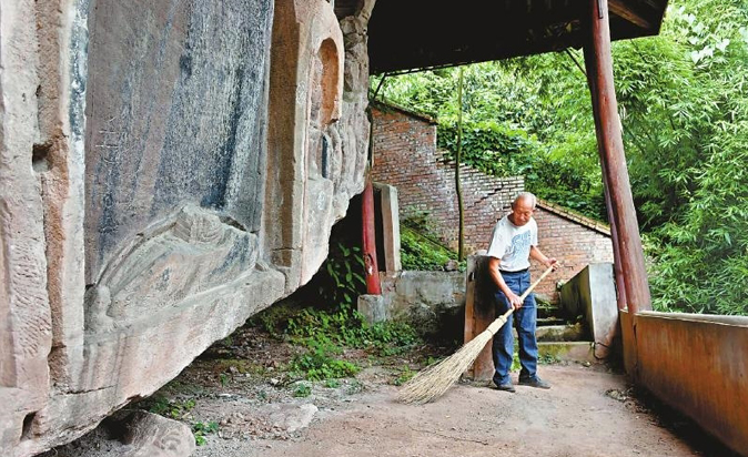 千年“国宝”北周文王碑藏身龙泉山 七旬老人守护53年