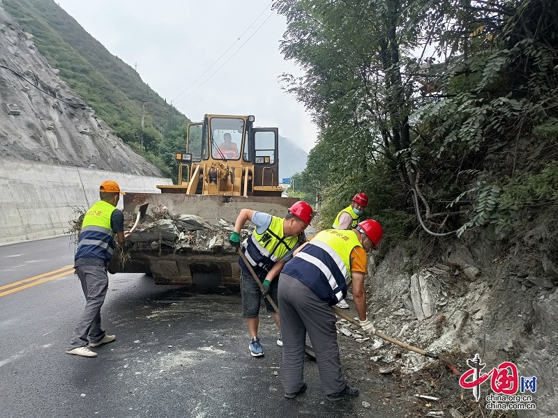 茂縣公路管理分局切實(shí)推進(jìn)路域環(huán)境治理 當(dāng)好“先行官”助力文旅大會