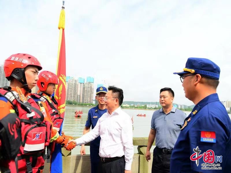 德阳市委副书记、代理市长刘光强深入消防水域演练一线调研指导