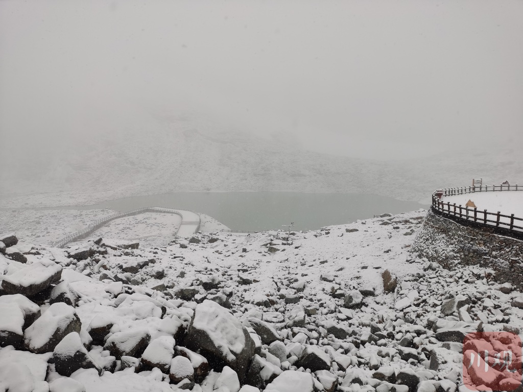 达古冰川下雪啦!景区秒变"白色仙境"