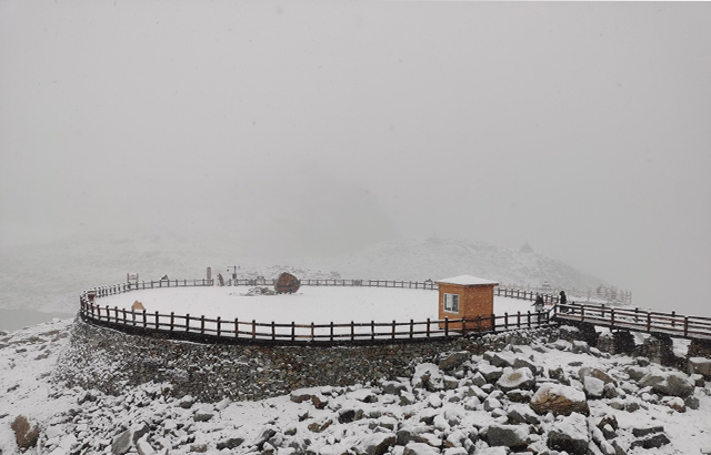 达古冰川下雪啦！景区秒变“白色仙境”