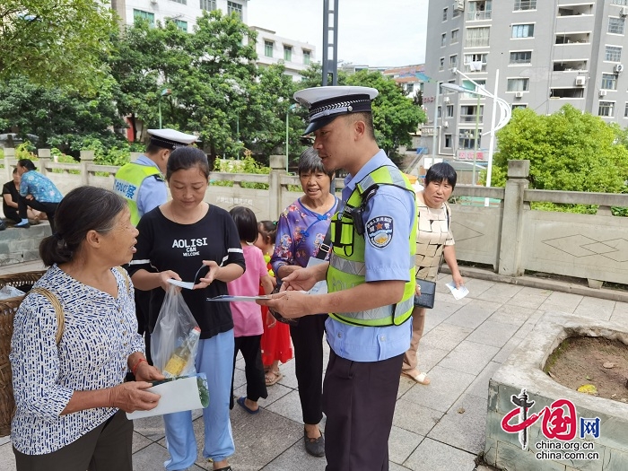 重庆云阳交巡警开展美丽乡村安全行严禁酒驾宣传活动