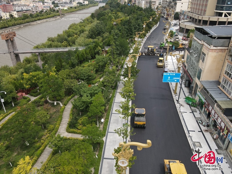 茂縣中心城區(qū)市政道路基礎(chǔ)設(shè)施建設(shè)工程濱河路段進(jìn)入油面鋪設(shè)階段