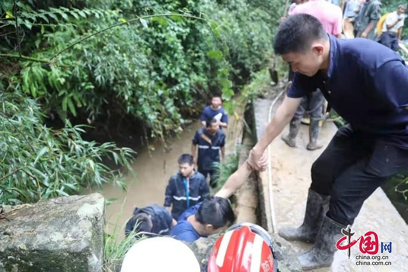 前锋: 水厂源水渠道塌陷，干群全力抢修，现已恢复供水。