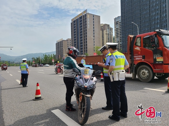 重庆云阳交巡警持续开展道路交通安全百日整治行动