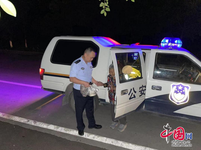 八旬老人看病错过末班车 民警将其送回家