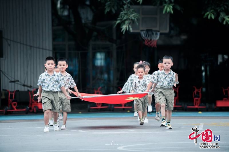 樂山市實驗幼兒園開學(xué)典禮：強國有我 我為國旗添光彩