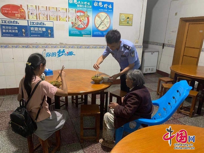 祖孙翻越塌方路段被困，民警背扶老人走出“泥石阵”