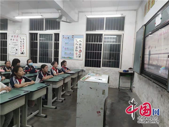 綿陽江油市八一小學組織全校師生集中收看《開學第一課》
