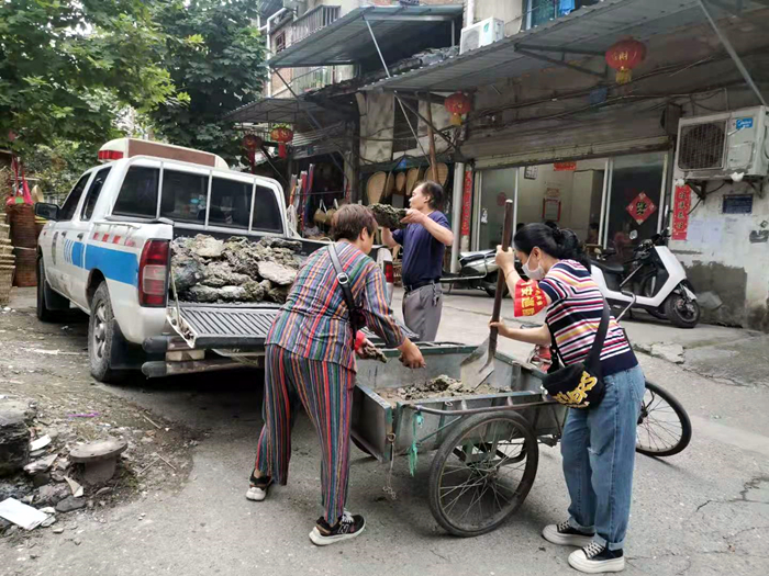 射洪市太和街道德胜街社区整治不平整路面 方便居民出行