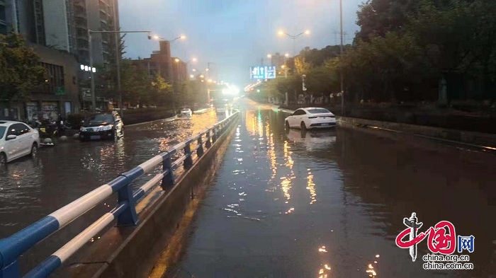 暴雨积水群众被困 深夜“警”急救援