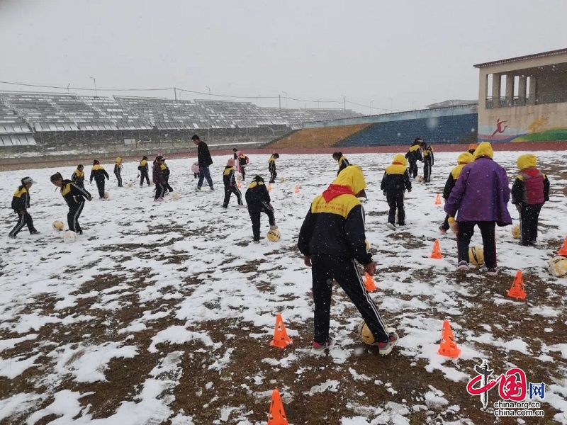 扎根高原做孩子们的“筑梦人” ——记温江区对口支援色达教师桑成