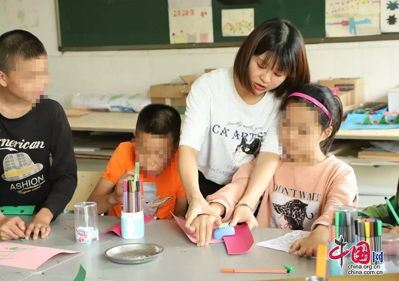 我们的老师赵琼：她是特殊教育老师，呵护着“迟开的花朵”