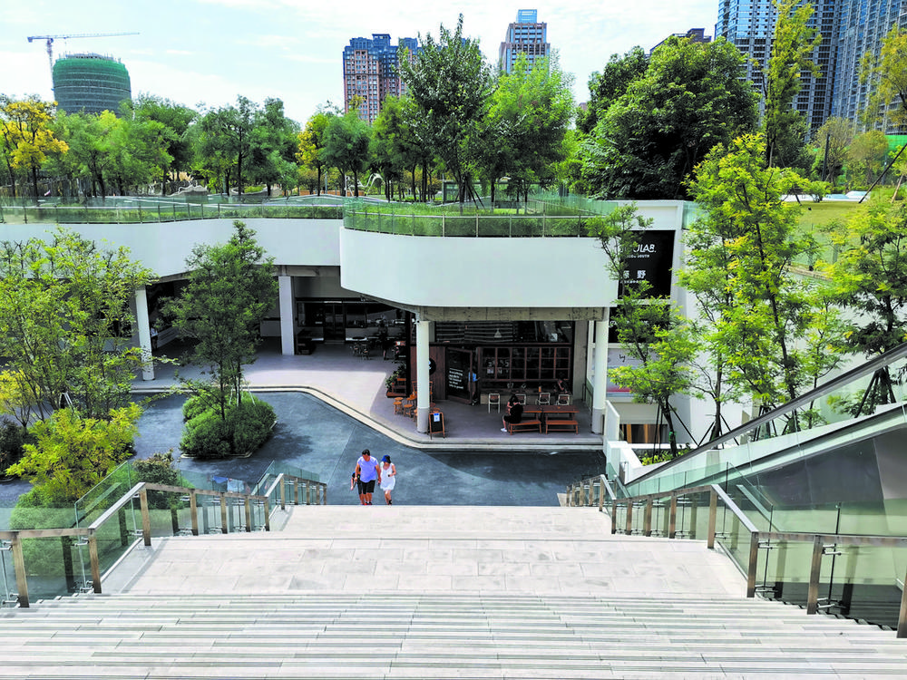 位于天府二街大源中央公园内的庭院式下沉广场,搭配自然绿植,清新