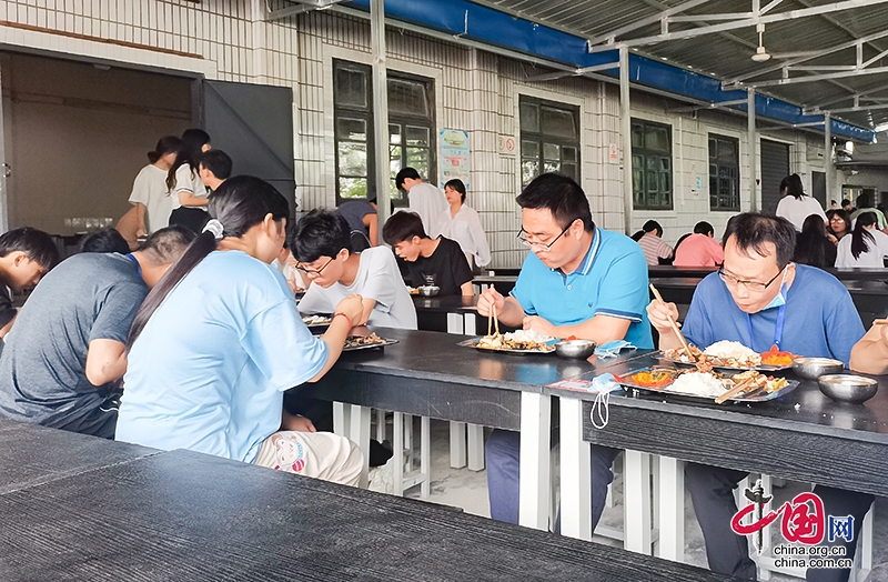 自贡市“看、查、检、听、品、评、议”陪餐检查 全面体检学校食堂