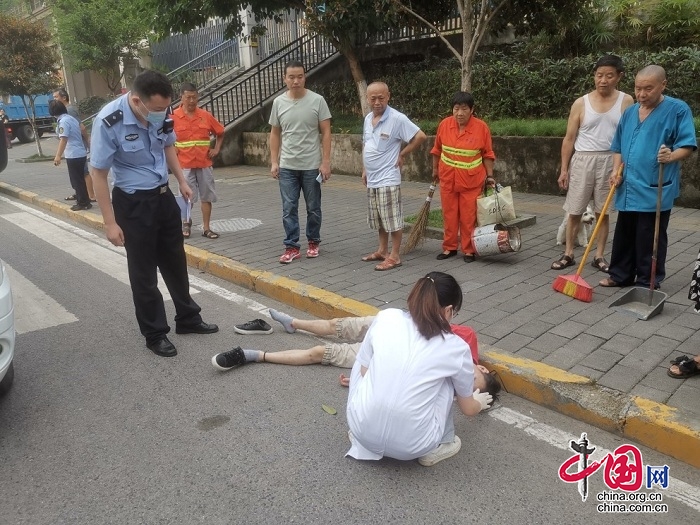 男子孤身在外醉酒昏迷，民警送医救助替其父探望