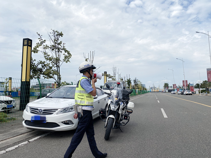 遂宁公安交警宣传、整治同步进行 停车秩序明显改善