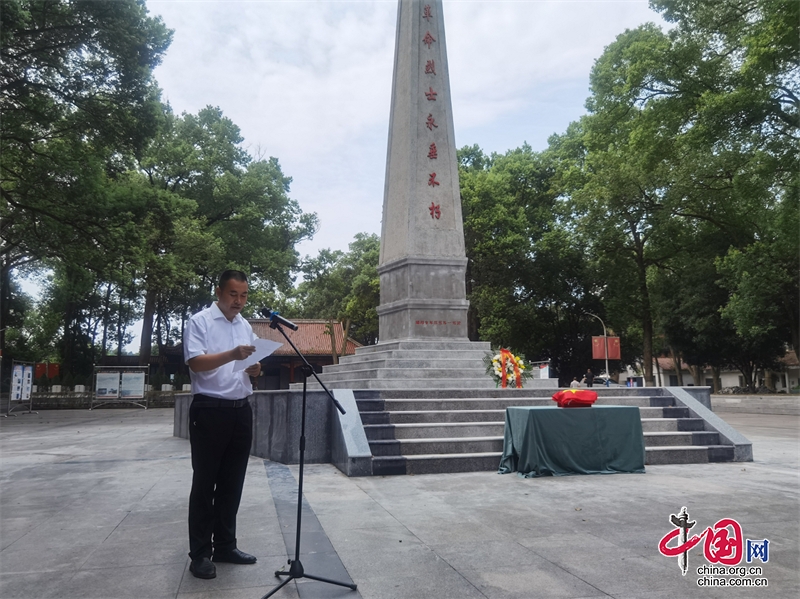 合江縣舉行散葬烈士墓遷葬入園儀式