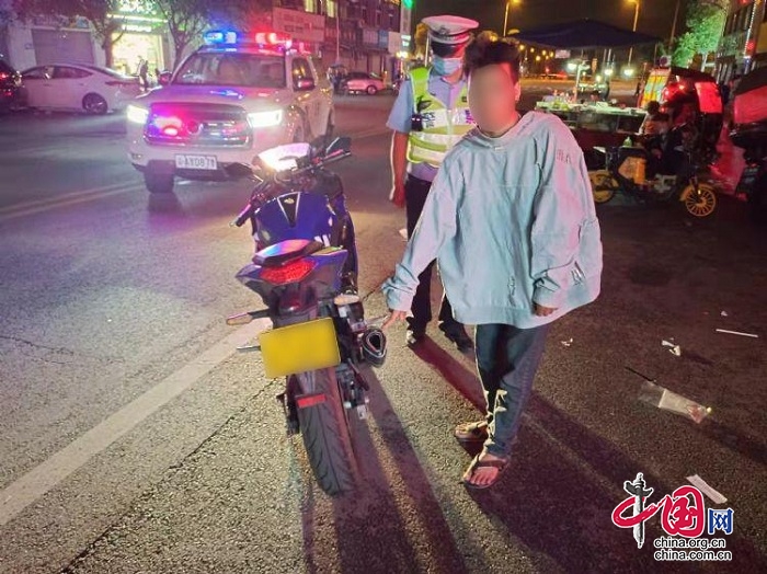 多次擾民，民警出動 按住深夜“炸街黨”的摩托車